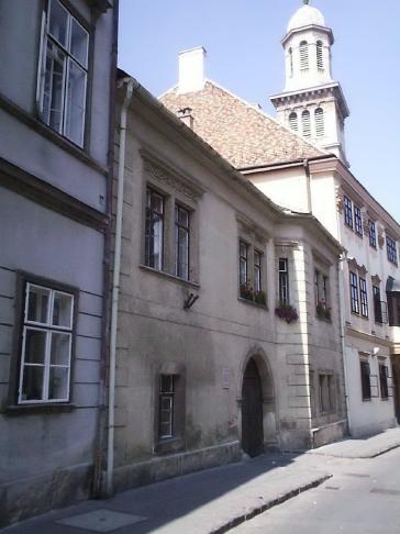 Sopron Templom 14 talán 1990 körül a háznak még nincs színe.