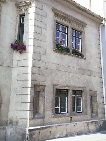 Sopron Templom 14 homlokzat részlet, talán 1990 körül a háznak még nincs színe.