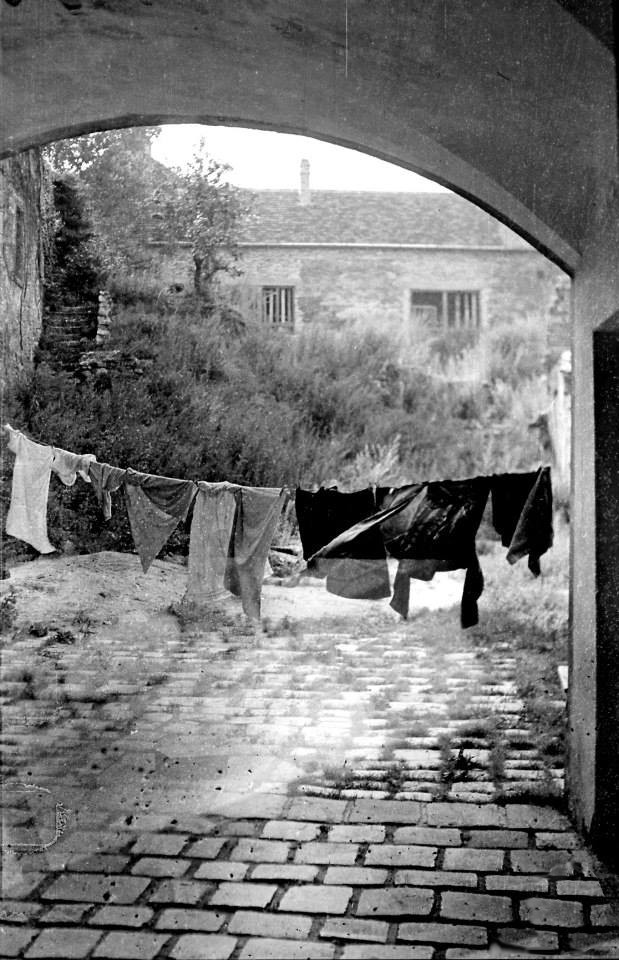 Sopron Templom 14 ház udvara fotózva a kapualjból. Valószínűleg 1969-ben készült a fotó.